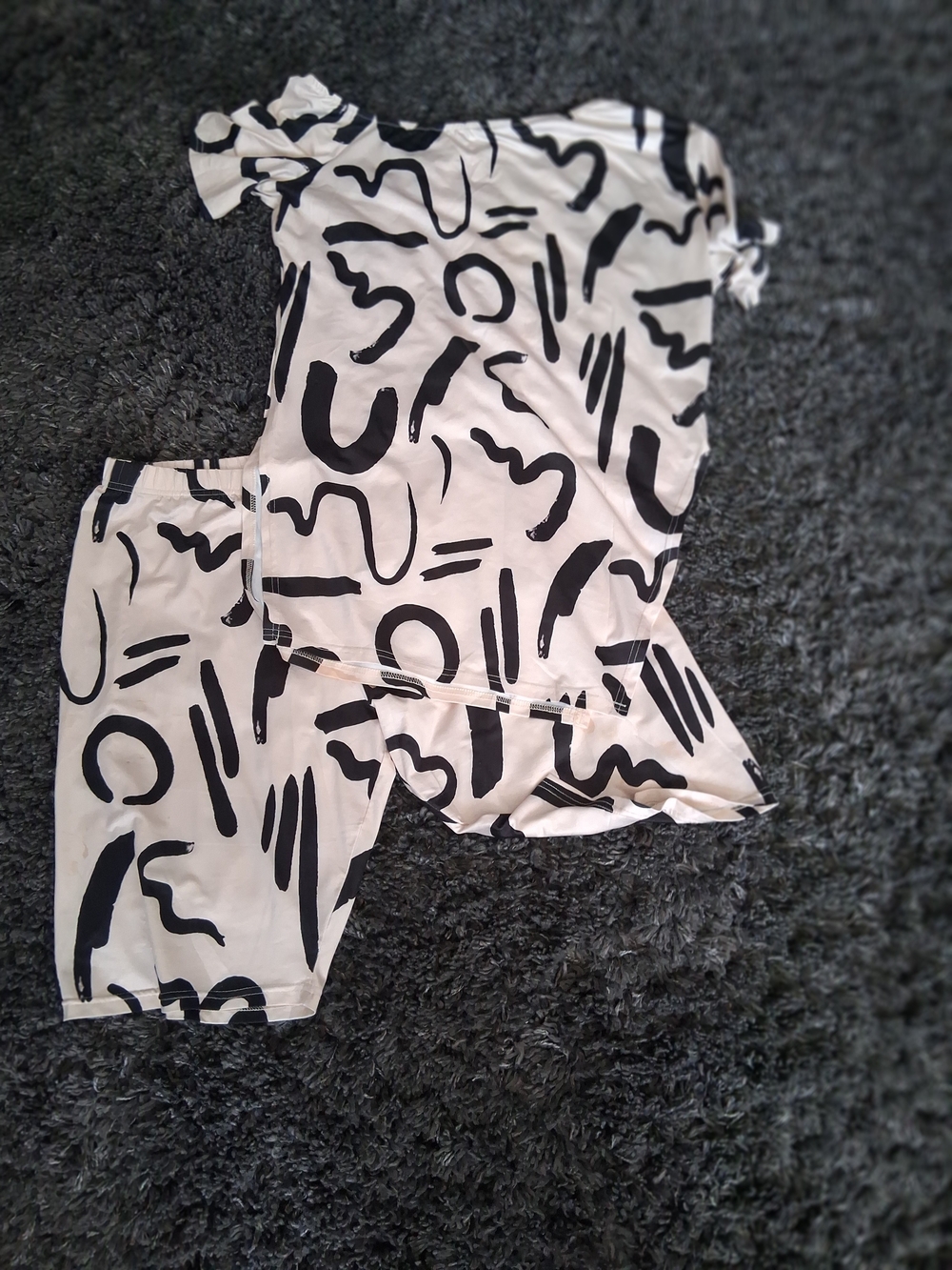 Black & White Abstract Print Bermuda Shorts - Women